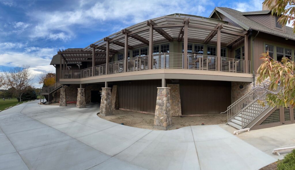 exterior of clubhouse with outdoor dining